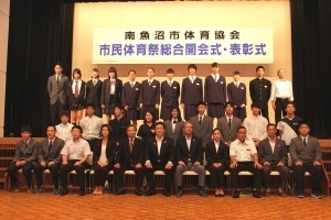 表彰式に参加した選手と林市長の集合写真