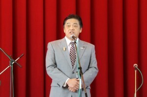 八色の森市民まつりであいさつをする林市長