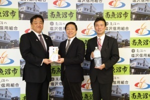 株式会社プリンスホテル様から寄付を受ける林市長