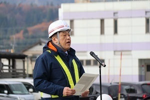 除雪車出動式であいさつをする林市長