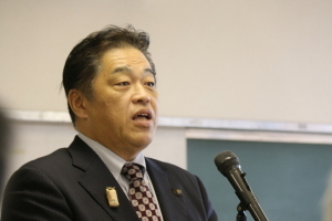 12月朝礼で訓示する林市長