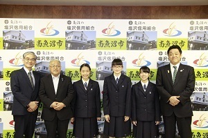 カナダビクトリア春休み語学研修の帰国報告をした3人と林市長