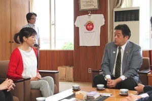 市長と話す高島礼子さん