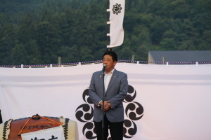 歓迎セレモニーであいさつする林市長
