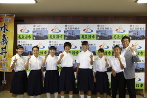 塩沢中学校の生徒と林市長の写真