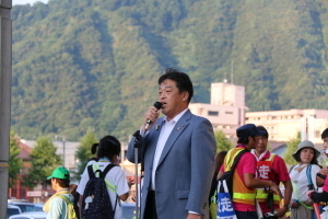 ナイトウォークで開会のあいさつをする林市長