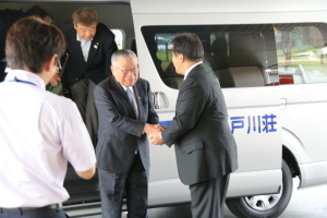 市役所を訪れた江戸川区長と歓迎する林市長