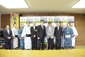 伊勢ケ濱部屋親方と力士たちと林市長の集合写真