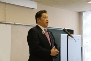 職員を前に年頭訓示を行う林市長