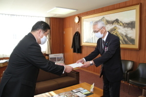 選任書を受け取る岡村副市長