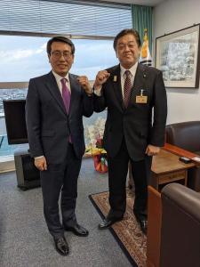 総領事と市長の記念写真