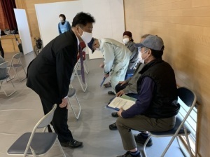 接種を受けた人と話をする市長