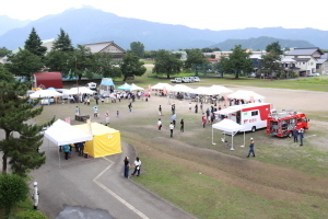 防災訓練会場の全景写真