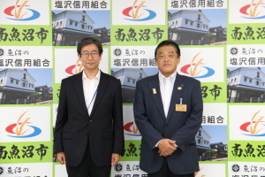 並んで写る新潟地方気象台長と市長