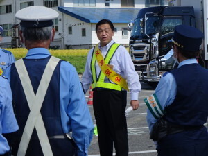 交通指導書であいさつをする林市長