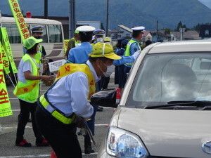 啓発品を通行車両の運転手に渡す資料