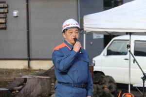 閉会式で講評する林市長