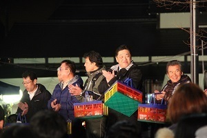 福餅まきをする林市長