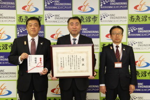 市長と総合支援学校の校長の写真