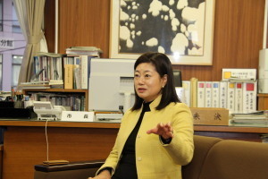 林市長と会話する総領事