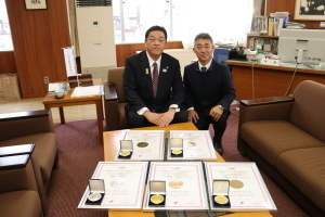 林市長と内山氏