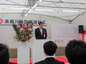 起工式であいさつをする林市長