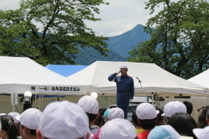 主会場で講評する林市長