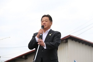 あいさつする林市長