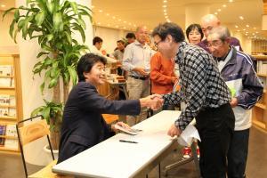 握手をする北原さんと参加者