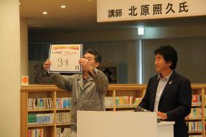 鑑定会での北原さんと参加者