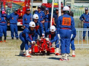 女性消防隊ポンプ操法2