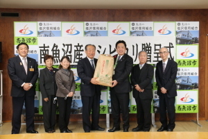 贈呈されたコシヒカリを囲んで参加者全員で記念撮影