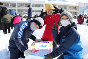 雪をつめ終わってポーズをとる子どもたち