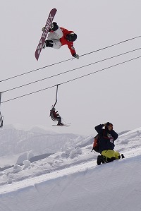 ハープパイプで技を披露する選手