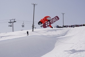 ハープパイプで技を披露する選手