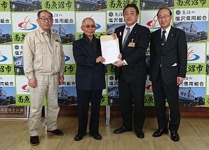 要望書を手渡す3地域の商工会長と受け取る市長