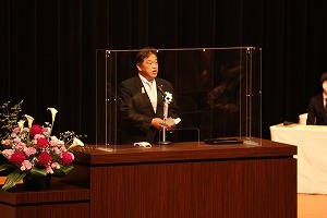 式辞を述べる市長