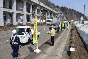 啓発品を配布する様子