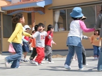 （写真）保育園で楽しく遊ぶ子どもたち