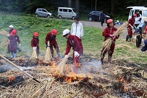 畑に火をつける児童