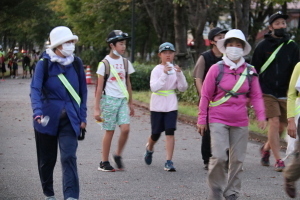 公園内を歩く参加者