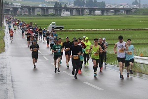 9キロ地点の農道を走るランナーたち