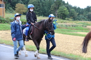 乗馬を体験する児童