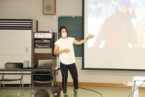 プロジェクターを使い、説明をする小野塚さん