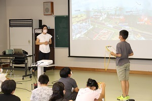 質問する児童と話を聞く小野塚さん