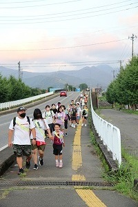 浦佐大橋を渡る参加者