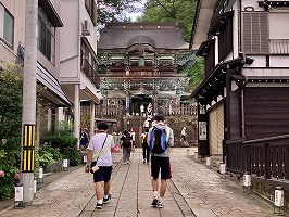 浦佐普光寺に向かって歩く参加者