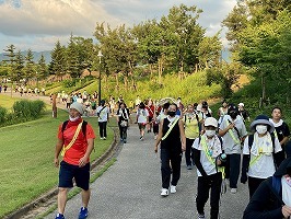 公園内を歩く様子