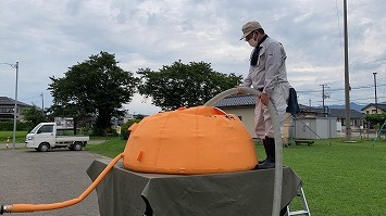 給水タンクに補水をする職員