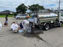 水道水を配布する職員